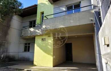 Imagem: A casa possui 3 Dormitórios, 1 Banheiro, 2 Vagas na garagem