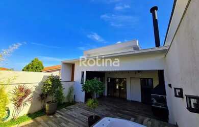 Imagem: A casa possui 3 Dormitórios, 5 Banheiros, 5 Vagas na garagem