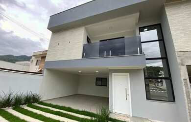 Imagem: A casa possui 2 Dormitórios, 2 Banheiros, 2 Vagas na garagem