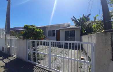 Imagem: A casa possui 2 Dormitórios, 2 Banheiros, 2 Vagas na garagem