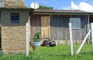 Imagem: A casa à venda possui 2 Dormitórios, 1 Banheiro, 1 Vaga na
