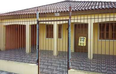 Imagem: A casa possui 3 Dormitórios, 1 Banheiro, 3 Vagas na garagem