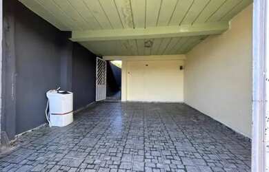 Imagem: A casa possui 3 Dormitórios, 2 Banheiros e está localizado