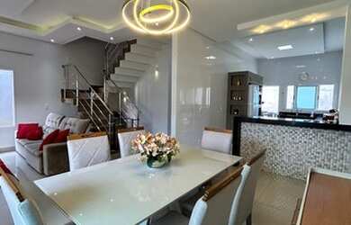 Imagem: A casa possui 4 Dormitórios, 3 Banheiros, 2 Vagas na garagem