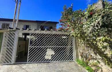 Imagem: A casa possui 2 Dormitórios, 1 Banheiro, 2 Vagas na garagem