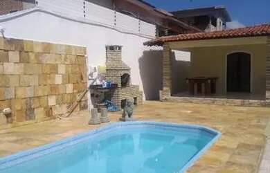 Imagem: A casa possui 4 Dormitórios, 3 Banheiros, 5 Vagas na garagem