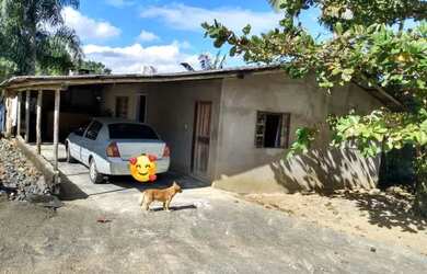 Imagem: A casa à venda possui 2 Dormitórios, 1 Banheiro, 2 Vagas na