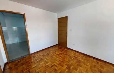 Imagem: A casa possui 2 Dormitórios, 1 Banheiro, 2 Vagas na garagem