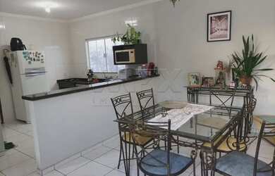 Imagem: A casa possui 3 Dormitórios, 2 Banheiros, 5 Vagas na garagem