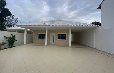 Imagem: A casa possui 4 Dormitórios, 3 Banheiros, 3 Vagas na garagem