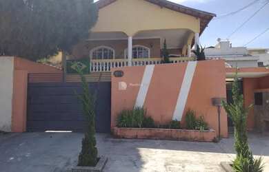 Imagem: A casa possui 4 Dormitórios, 3 Banheiros, 4 Vagas na garagem