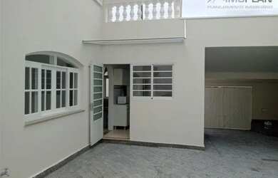 Imagem: A casa possui 3 Dormitórios, 3 Banheiros, 3 Vagas na garagem