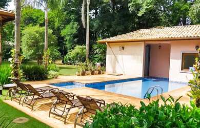 Imagem: A casa em condomínio à venda possui 5 Dormitórios, 5 Banheiros