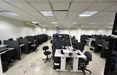 Imagem: O depósito possui 5 Vagas na garagem e 710m² de Área e está