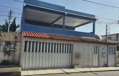Imagem: A casa possui 2 Dormitórios, 1 Banheiro, 2 Vagas na garagem