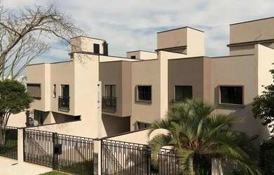 Imagem: A casa possui 3 Dormitórios, 2 Banheiros, 2 Vagas na garagem