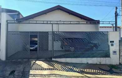 Imagem: A casa possui 3 Dormitórios, 2 Banheiros, 3 Vagas na garagem