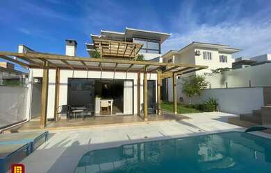 Imagem: A casa possui 5 Dormitórios, 5 Banheiros, 2 Vagas na garagem