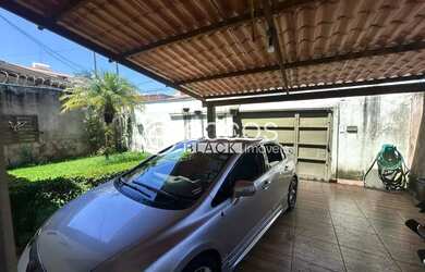 Imagem: A casa possui 3 Dormitórios, 1 Banheiro, 2 Vagas na garagem