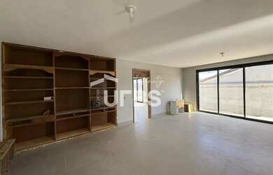 Imagem: A casa possui 5 Dormitórios, 5 Banheiros, 4 Vagas na garagem