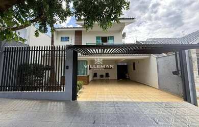 Imagem: A casa possui 4 Dormitórios, 4 Banheiros, 4 Vagas na garagem