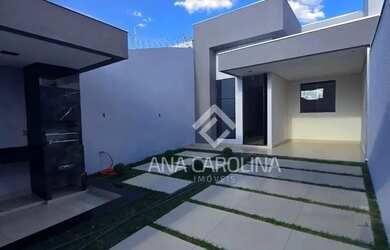 Imagem: A casa possui 3 Dormitórios, 1 Banheiro, 2 Vagas na garagem