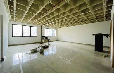 Imagem: O depósito possui 2 Vagas na garagem, 80m² de Área e está