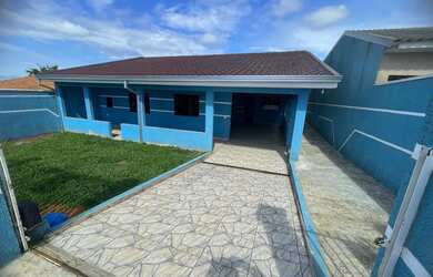 Imagem: A casa possui 3 Dormitórios, 2 Banheiros, 2 Vagas na garagem