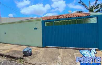 Imagem: A casa possui 3 Dormitórios, 2 Banheiros, 3 Vagas na garagem