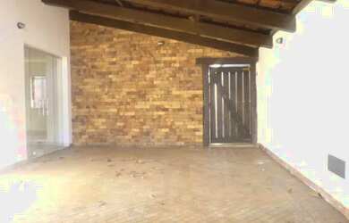 Imagem: A casa possui 4 Dormitórios, 3 Banheiros, 4 Vagas na garagem