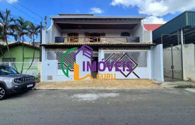 Imagem: A casa possui 4 Dormitórios, 4 Banheiros, 5 Vagas na garagem