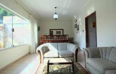 Imagem: A casa possui 3 Dormitórios, 3 Banheiros, 5 Vagas na garagem