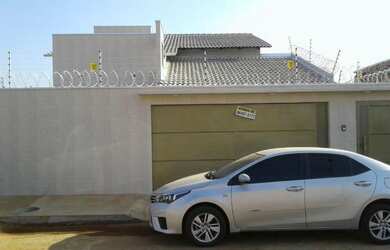 Imagem: A casa possui 3 Dormitórios, 2 Vagas na garagem e está localizado