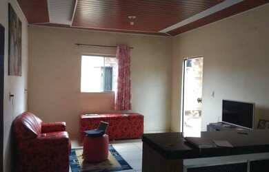 Imagem: A casa possui 2 Dormitórios, 1 Banheiro, 2 Vagas na garagem