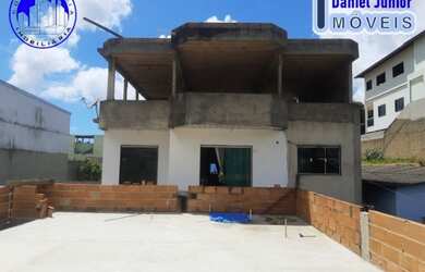 Imagem: A casa possui 2 Dormitórios, 1 Banheiro, 2 Vagas na garagem