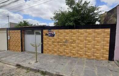 Imagem: A casa possui 3 Dormitórios, 1 Banheiro, 1 Vaga na garagem