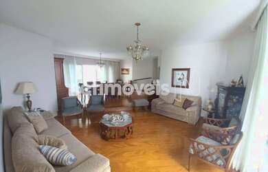 Imagem: A casa possui 4 Dormitórios, 5 Banheiros, 3 Vagas na garagem