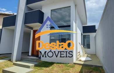 Imagem: A casa possui 2 Dormitórios, 2 Banheiros, 2 Vagas na garagem