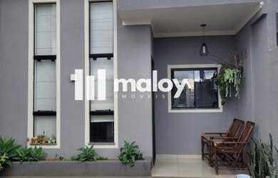 Imagem: A casa possui 3 Dormitórios, 2 Banheiros, 2 Vagas na garagem