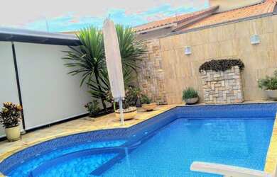 Imagem: A casa possui 4 Dormitórios, 4 Banheiros, 5 Vagas na garagem