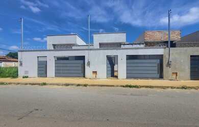 Imagem: A casa possui 3 Dormitórios, 3 Banheiros, 2 Vagas na garagem