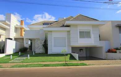 Imagem: A casa possui 1 Dormitório, 3 Banheiros, 4 Vagas na garagem