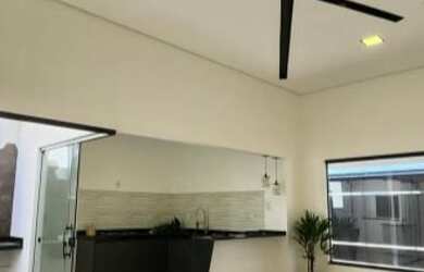 Imagem: A casa possui 3 Dormitórios, 2 Banheiros, 2 Vagas na garagem