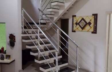 Imagem: A casa possui 4 Dormitórios, 5 Banheiros, 3 Vagas na garagem