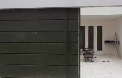 Imagem: A casa possui 3 Dormitórios, 1 Banheiro, 2 Vagas na garagem