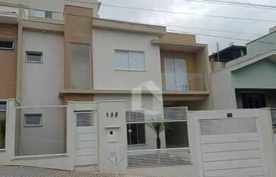 Imagem: A casa possui 3 Dormitórios, 2 Banheiros, 2 Vagas na garagem