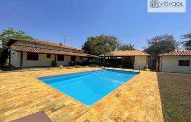 Imagem: A casa possui 3 Dormitórios, 4 Banheiros, 5 Vagas na garagem