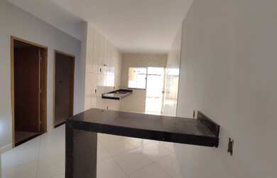 Imagem: A casa possui 3 Dormitórios, 2 Banheiros, 2 Vagas na garagem