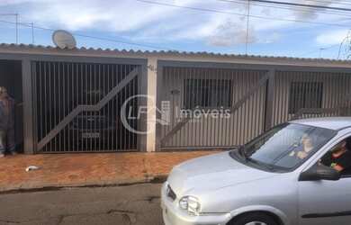 Imagem: A casa possui 3 Dormitórios, 1 Banheiro, 1 Vaga na garagem