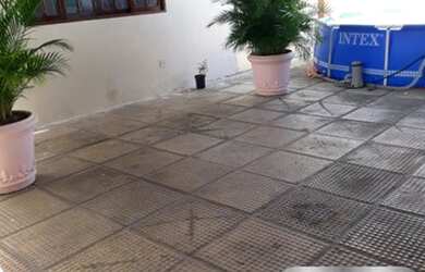 Imagem: A casa possui 3 Dormitórios, 3 Banheiros, 4 Vagas na garagem